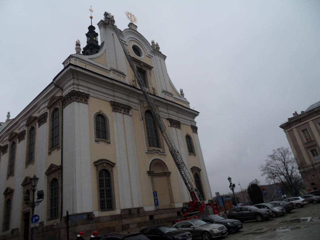2019-02-14 – Usuwanie skorodowanych płomieni z dzbanów na szczycie wschodniej ściany kościoła