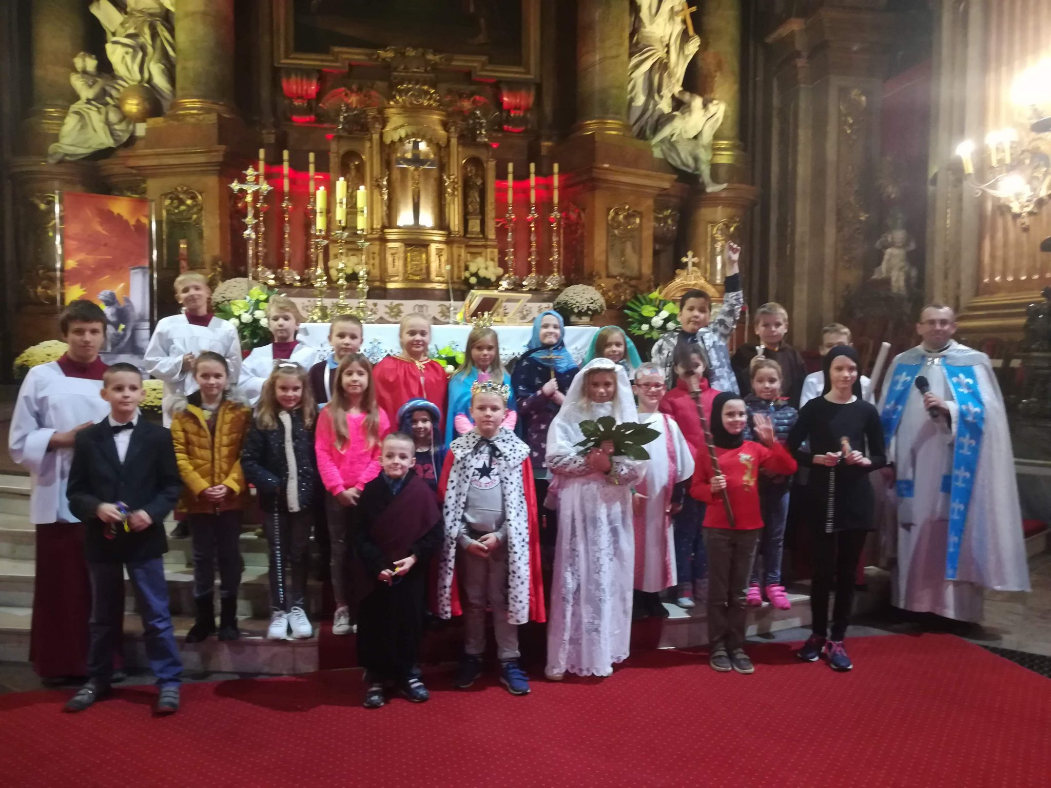 2019-10-30 – Holy Wins, różaniec i procesja ze świętymi