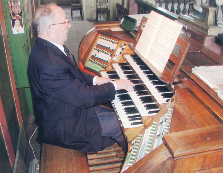 Eugeniusz Stępniak przy organach w&nbsp;kościele uniwersyteckim
